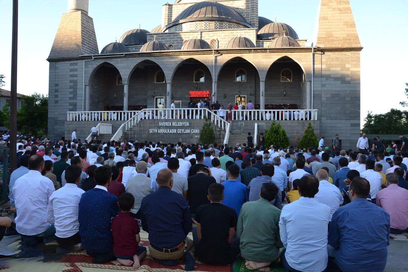 Siverek’te Cuma namazı kılınacak yerler belirlendi Siverek’te Cuma namazı kılınacak yerler belirlendi